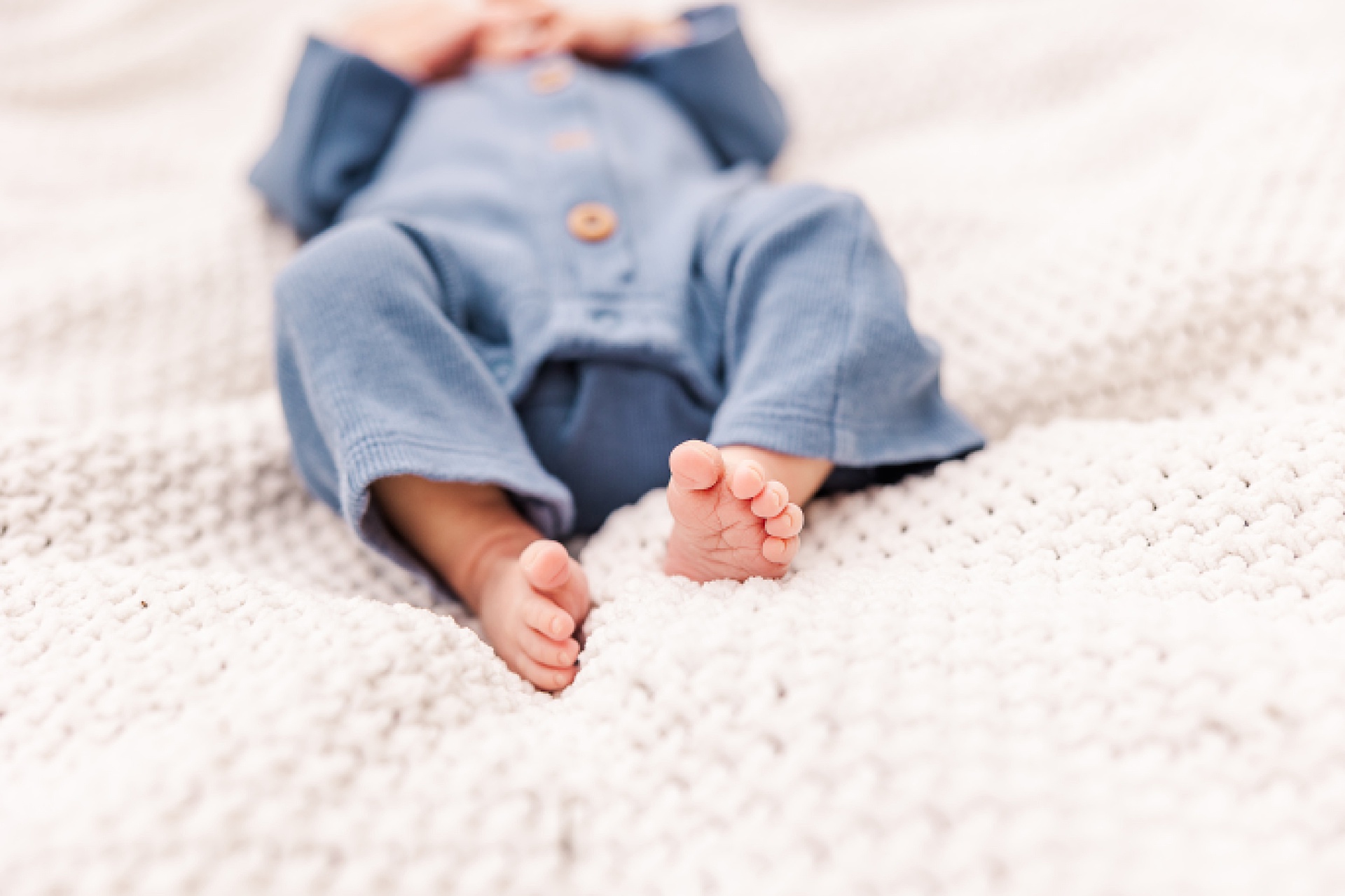 baby feet on blanket during outdoor newborn photo session with Sara Sniderman Photography in Natick Massachusetts